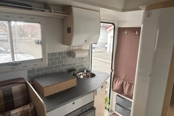 Kompakte Wohnmobilküche mit Spüle und Kühlschrank