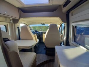 Intérieur de camping-car avec table et sièges pivotants