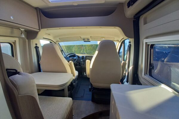 Intérieur de camping-car avec table et sièges pivotants