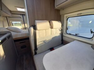 Intérieur de camping-car avec banquette et table