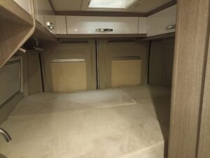 Coin nuit de camping-car avec rangements