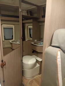 Salle de bain compacte dans camping-car moderne