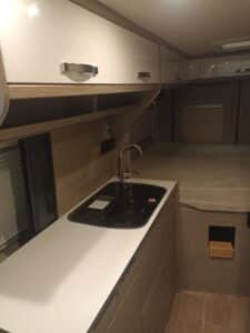 Cuisine compacte de camping-car avec évier et placards