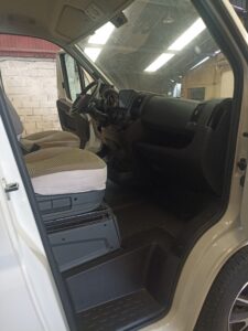 Intérieur cabine avant d’un fourgon utilitaire blanc