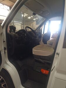 Intérieur cabine conducteur utilitaire porte ouverte
