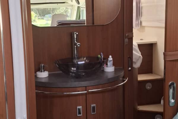 Salle de bain de camping-car en bois