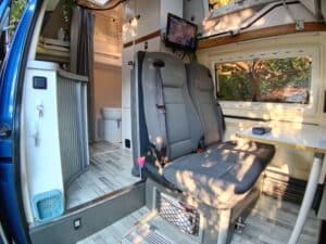 Intérieur aménagé d’un van avec sièges et kitchenette