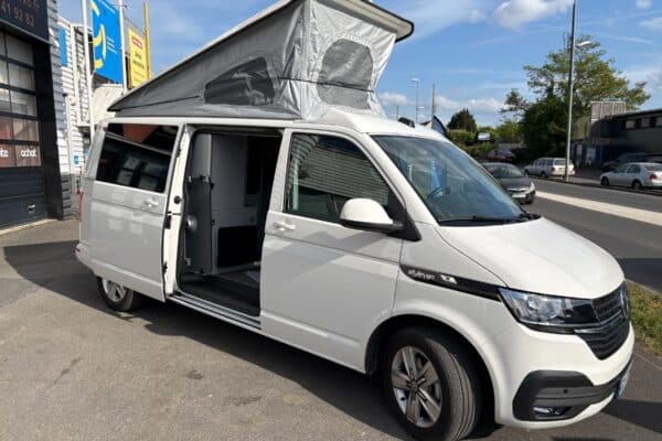 Van aménagé blanc avec toit relevable ouvert