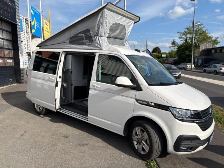 Van aménagé blanc avec toit relevable ouvert