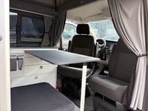 Intérieur de van aménagé avec table et sièges pivotants