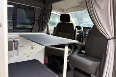 Innenausstattung von Campervan mit Tisch und drehbaren Sitzen
