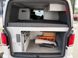 Aménagement van avec lit et rangements arrière