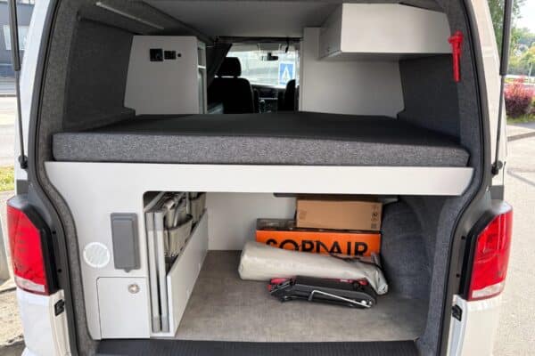 Aménagement van avec lit et rangements arrière