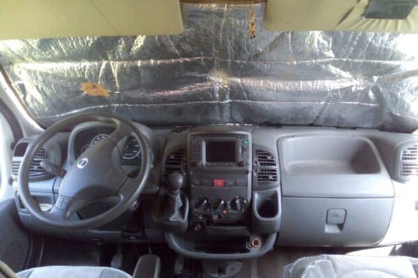 Tableau de bord voiture avec pare-soleil réfléchissant