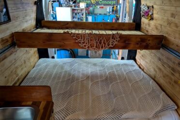 Interno Van camperizzato con letto in legno