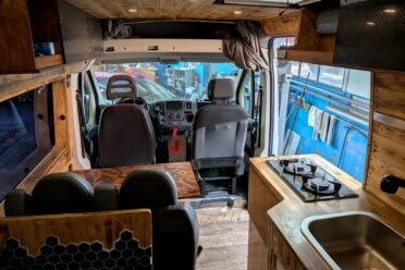 Interno arredato di un furgone con angolo cottura in legno