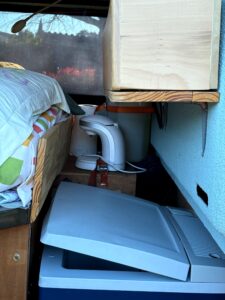 Aménagement intérieur de van avec lit et toilettes portables