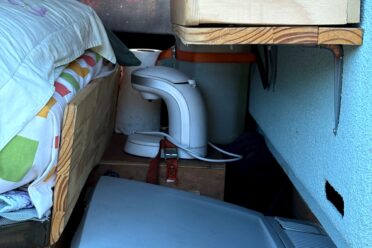 Interno del furgone allestimento con letto e toilette portatile