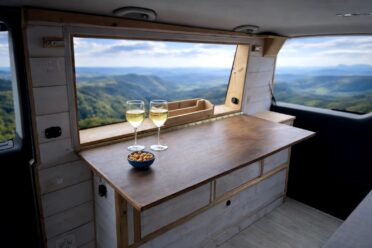 Tavolo Van camperizzato con vino vista montagna