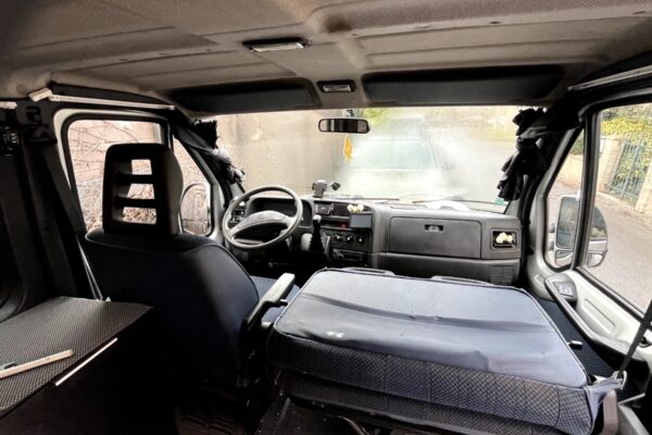 Intérieur d’un van aménagé avec couchage avant