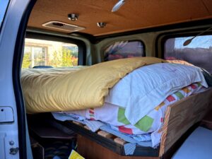 Lit aménagé à l’arrière d’un van