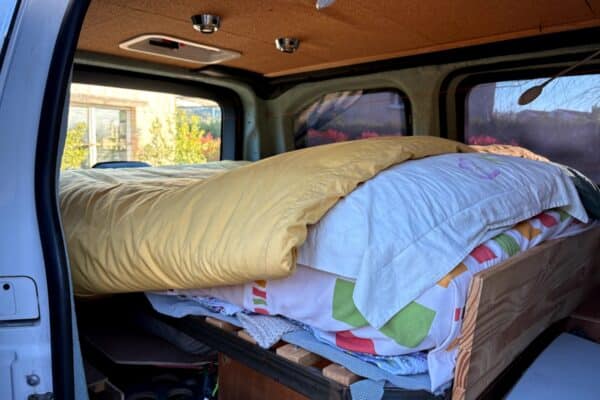 Lit aménagé à l’arrière d’un van