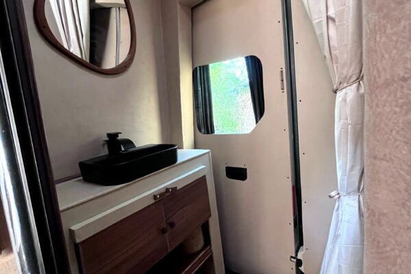 Petite salle de bain moderne en van aménagé