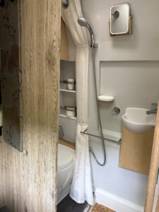 Petite salle de bain compacte avec douche