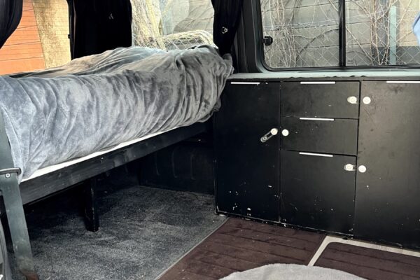 Intérieur aménagé de van avec lit et rangements