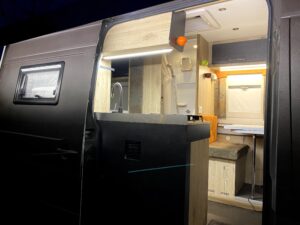 Intérieur moderne de camping-car éclairé la nuit