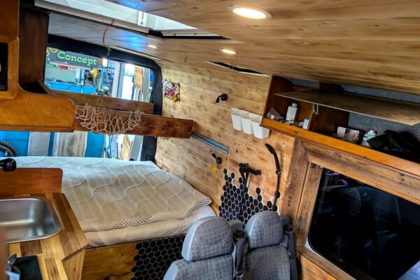 Intérieur van aménagé bois avec lit et rangements