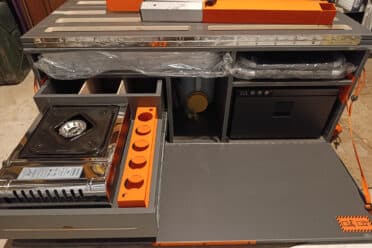 Modulo cucina attrezzato con fornelli e spazio di archiviazione