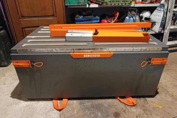 Coffre métallique gris et orange BEBOX010 en atelier