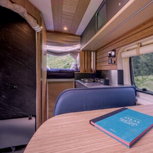 Intérieur van aménagé avec lit et kitchenette