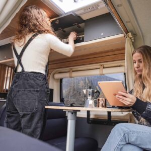 Deux femmes dans un van aménagé cosy