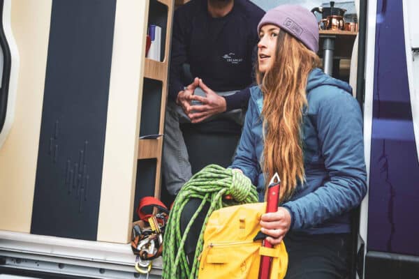 Paar bei der Vorbereitung von Kletterausrüstung in einem van aménagé