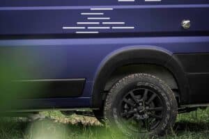 Roue arrière de van bleu sur herbe