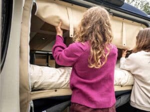 Deux personnes ouvrant couchage dans van aménagé