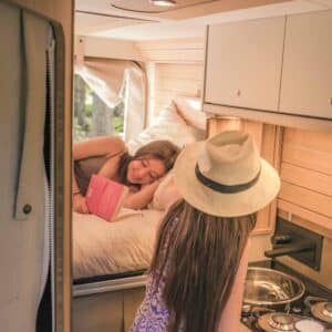 Deux femmes dans un van aménagé cosy