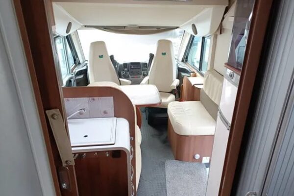 Intérieur de camping-car avec kitchenette et banquettes