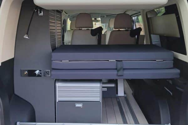 Aménagement intérieur de van avec lit et rangements
