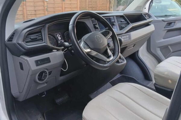 Intérieur avant d’un véhicule Volkswagen moderne