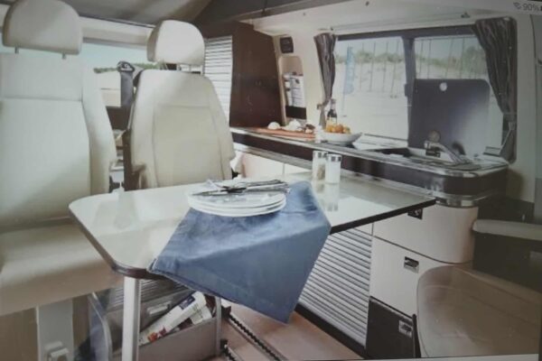 Intérieur de camping-car avec table et cuisine équipée