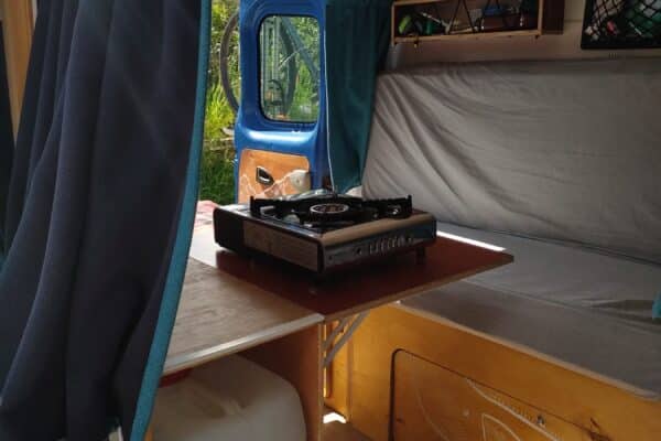 Intérieur de van aménagé avec réchaud portable