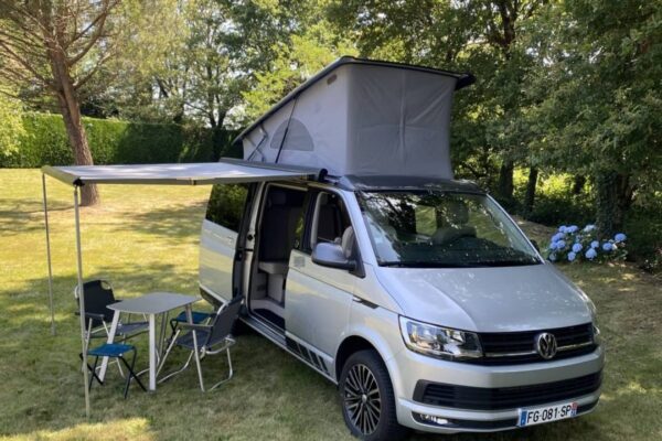 Van aménagé avec toit relevable et auvent