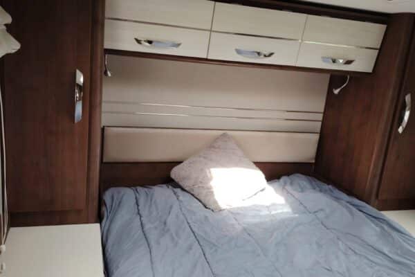 Lit double sous lanterneau dans camping-car moderne