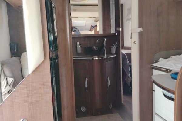 Salle de bain compacte de camping-car moderne