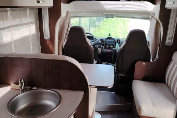 Intérieur moderne d’un camping-car avec kitchenette
