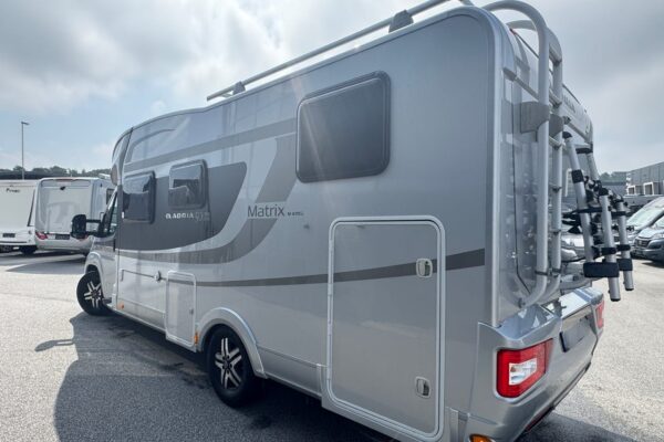 Camping-car Adria Matrix gris stationné en extérieur