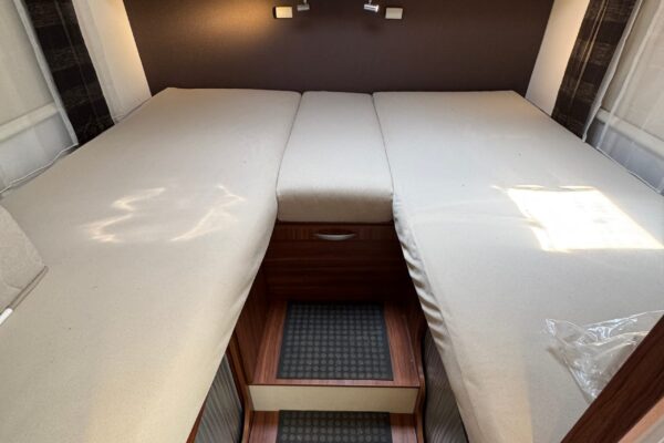 Chambre de camping-car avec lits jumeaux